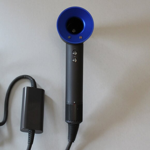 Dyson Hairdryer with Diffuser and Smoothing Nozzle Magnetic Attachments, ExCond. - Picture 3 of 4